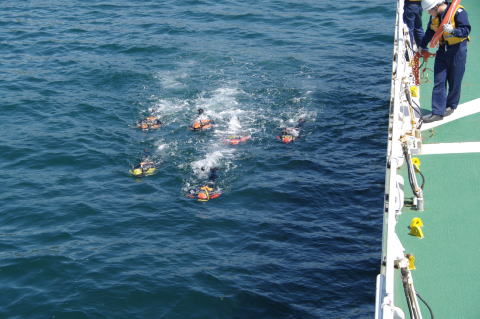 ドルフィンをする潜水士